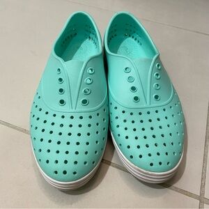 Size 6/W6 Native Jericho women’s shoes. Excellent condition. M4/W6. Reg $68+tax